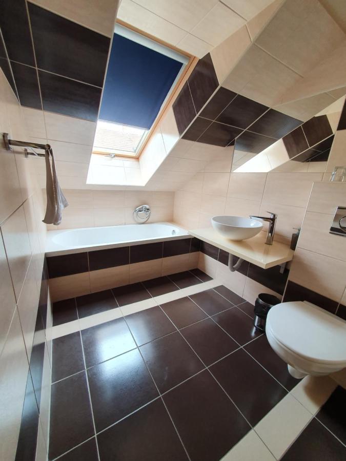 Wolf Apartman101, Wolf Apartman 102 Hotel Sarvar Ngoại thất bức ảnh